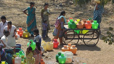 Des Indiens viennent chercher de l'eau potable &agrave; une citerne mise &agrave; disposition par les autorit&eacute;s, dans un bidonville&nbsp;d'Hyderabad (Inde), le 19 f&eacute;vrier 2015. (NOAH SEELAM / AFP)