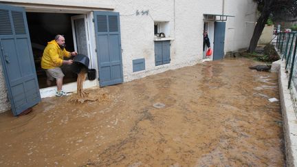 Des habitants du Var &eacute;vacuent l'eau qui envahit leur maison, le 19 janvier 2014. (  MAXPPP)