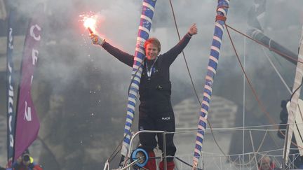 Fran&ccedil;ois Gabart f&ecirc;te son arriv&eacute;e aux Sables d'Olonne, dimanche 27 janvier 2013. (STEPHANE MAHE / REUTERS)