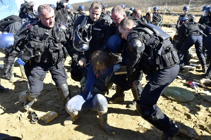 Les gendarmes &eacute;vacuent un opposant au projet de barrage de Sivens (Tarn), le 6 mars 2015. (PASCAL PAVANI / AFP)