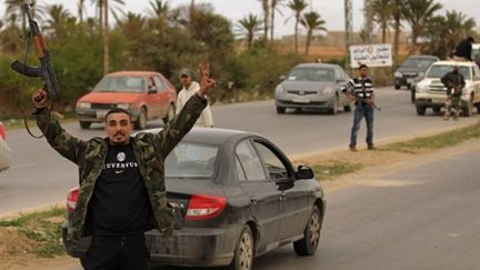 Les insurgés de Benghazi font le V de la victoire après les frappes aériennes françaises (AFP / Patrick BAZ)