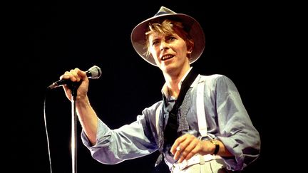 Le chanteur et musicien anglais David Bowie sur scène, en mars 1983 à Chicago (Etats-Unis). (PAUL NATKIN / WIREIMAGE /  GETTY)