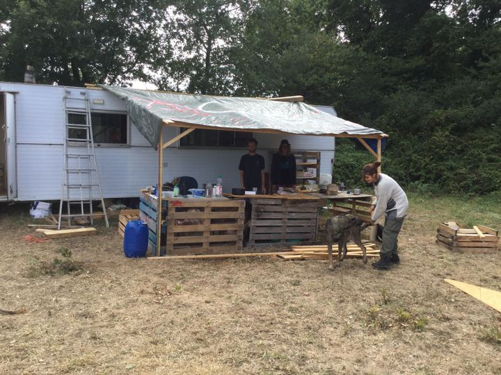 Les zadistes opposés au projet de surf park à Saint-Père-en-Retz (Loire-Atlantique) se sont installés provisoirement sur un terrain à Chauvé, mardi 30 juillet 2019. (CLEMENT PARROT / FRANCEINFO)