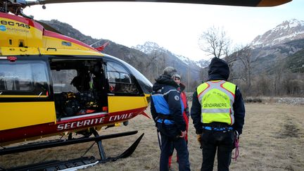 Un gendarme et des sauveteurs &agrave; Vallouise (Hautes-Alpes), mercredi 1er avril 2015. ( AFP )