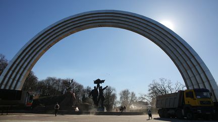 L'Arche de l'Amitié des Peuples à Kiev (Ukraine), le 1er avril 2019. (SERGII KHARCHENKO / NURPHOTO VIA AFP)