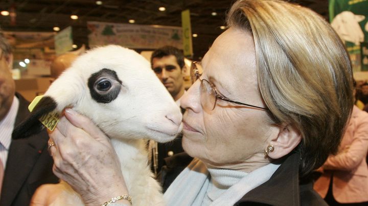 Michelle Alliot-Marie, alors ministre de la D&eacute;fense, fait un c&acirc;lin &agrave; un chevreau au Salon de l'agriculture, le 2 mars 2006. (MAXPPP)