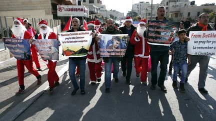 A Bethléem, des Palestiniens déguisés en Pères Noël affrontent les forces de l’ordre israéliennes