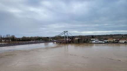 La Réole, dans le Sud-Gironde, inondée par un débordement de neuf mètres de la Garonne le 3 février 2021. (MARGOT TURGY / RADIO FRANCE)