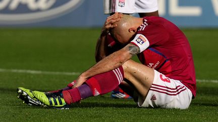 La d&eacute;tresse du d&eacute;fenseur lyonnais Cris apr&egrave;s l'&eacute;limination de son club de la Ligue des champions face &agrave; Nicosie, le 7 mars 2012, &agrave; Nicosie (Chypre).&nbsp; (JACK GUEZ / AFP)