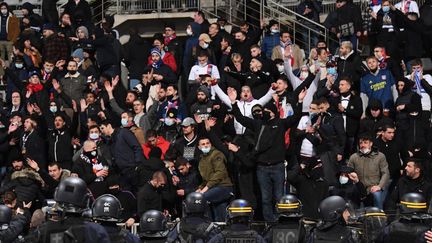 Les incidents dans les tribunes lors de PFC-OL, le 17 décembre 2021, ont conduit à l'arrêt du match (BERTRAND GUAY / AFP)