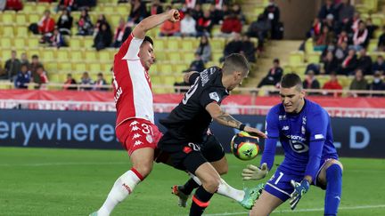 Le Monégasque Kevin Volland bute sur le gardien du LOSC Ivo Grbic, vendredi à Louis-II. (VALERY HACHE / AFP)