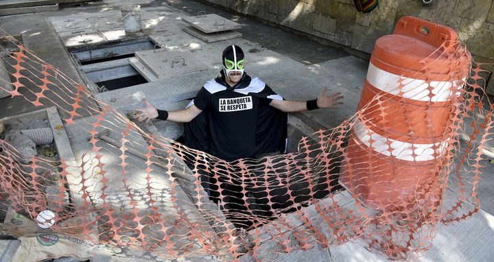 Un homme déguisé en catcheur prend la défense des piétons habillé en catcheur, sous le pseudonyme de Peatonito, à Mexico le 21 avril 2015
 (YURI CORTEZ / AFP)