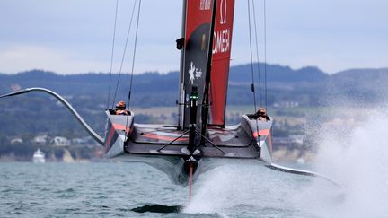 Le monocoque "volant" de la Team New-Zealand (GILLES MARTIN-RAGET / AFP)