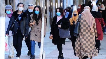 Des citoyens masqués se promènent dans une rue, à Alger, le 27 décembre 2020. (MOUSAAB ROUIBI / ANADOLU AGENCY)