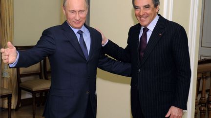 Vladimir Poutine re&ccedil;ois Fran&ccedil;ois Fillon dans sa r&eacute;sidence de &nbsp;Novo-Ogaryovo, pr&egrave;s de Moscou (Russie), le 21 mars 2013. (ALEXEI DRUZHININ  / AP / SIPA )