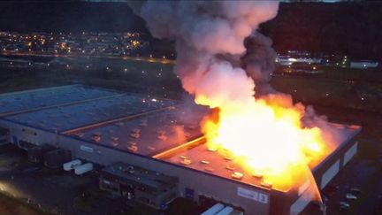 Après l'incendie qui a eu lieu dans un entrepôt de Grand-Couronne, en Seine-Maritime, les riverains s'inquiètent pour leur santé, mardi 17 janvier, bien que les autorités soient rassurantes. (FRANCE 3)