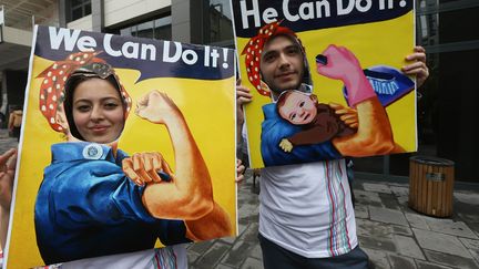 Un couple pose pendant une manifestation organis&eacute;e &agrave; l'occasion de&nbsp;la Journ&eacute;e internationale des droits des femmes, &agrave; Ankara, en Turquie, samedi 8 mars 2014. (ADEM ALTAN / AFP)