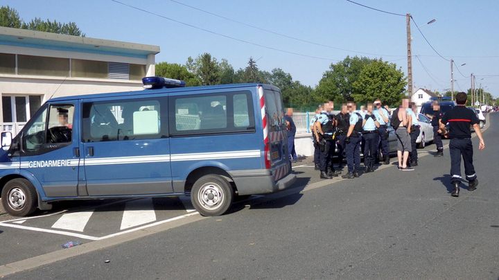 Des gendarmes devant la piscine d'Ardentes (Indre), apr&egrave;s la rixe qui a oppos&eacute; une soixantaine de personnes, le 6 juillet 2015. (  MAXPPP)