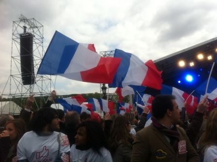 Grisaille et bourrasques n'ont pas découragés les militants abondamment équipés de drapeaux bleu-blanc-rouge. (CR)