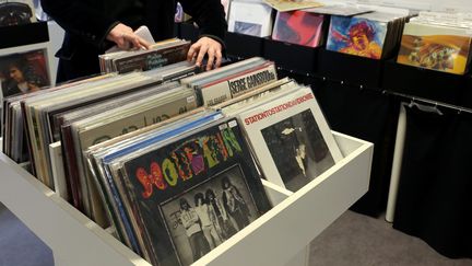 Chez un disquaire à Thionville (Moselle). Les ventes de vinyle sont en hausse de 72% en 2017. Avec plus de 3 millions d'exemplaires vendus, il représente 12,2% du chiffre d'affaires du marché physique contre 7,3% en 2016.
 (Julio Pelaez / PhotoPQR / Le Républicain Lorrain / MaxPPP)