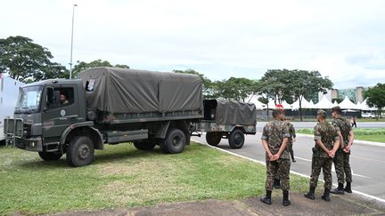 Des soldats de l'armée brésilienne mettent en place le dispositif de sécurité pour l'investiture du président Lula da Silva sur l'Esplanade des ministères à Brasilia, le 27 décembre 2022. (EVARISTO SA / AFP)