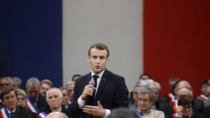 Emmanuel Macron devant 600 maire d'Occitanie réunis à Souillac, dans le Lot, le 18 janvier. (LUDOVIC MARIN / POOL)