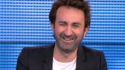 Mathieu Madenian fait ce qu'il veut sur scène dans "En état d'urgence"