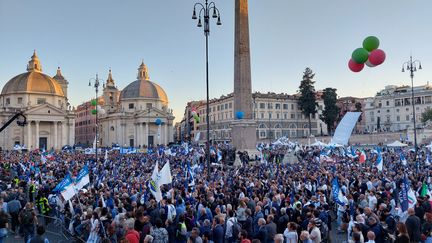 Un meeting de la coalition extrême droite-droite sur la&nbsp;Piazza del Popolo à Rome,&nbsp;jeudi 22 septembre.&nbsp; (LOUISE BODET / RADIO FRANCE)