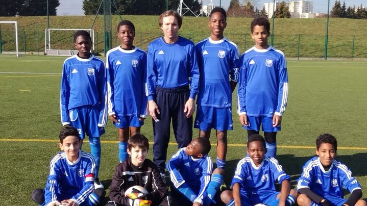 Mathys Tel (deuxième en partant de la droite en haut), à l'âge de 11 ans, à côté de son entraîneur Eric Campaner, sous le maillot de Villiers-le-Bel. (Eric Campaner)