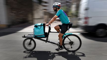 Un livreur de Deliveroo.&nbsp; (GERARD JULIEN / AFP)