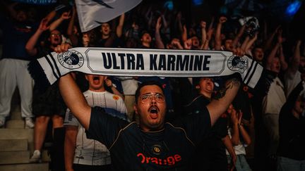 Un supporter de la Karmine Corp lors de l'inauguration des Arènes, le 20 septembre 2024 à Evry-Courcouronnes (Essonne). (DIMITAR DILKOFF / AFP)