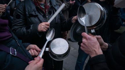 Des manifestants avec une casserole à la main, dans un rassemblement à Paris, le 17 avril 2023. (EDOUARD MONFRAIS-ALBERTINI / HANS LUCAS)