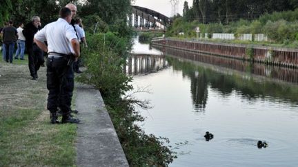 Plongeurs à la recherche du corps de William, 14 ans, dans le canal de l'Escaut à Valenciennes le 5 juillet 2011 (AFP - Paul Plantin)