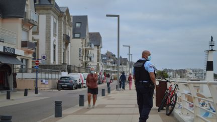 Les plages et parcs sont interdits&nbsp;entre 21h et 7h du matin&nbsp;après la détection de cas de coronavirus cette semaine dans la commune. Lundi 27 juillet, Quiberon (Morbihan). (VICTOR VASSEUR / FRANCE-INFO)