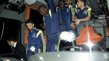 Les joueurs de Fenerbahce descendant du bus qui s'est fait tirer dessus