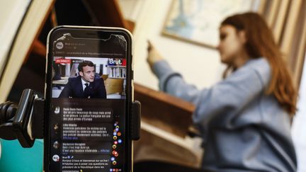 L'interview d'Emmanuel Macron au média Brut a été commentée en direct sur les réseaux sociaux. Photo d'illustration. (OLIVIER CORSAN / MAXPPP)