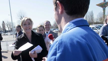 Marine Le Pen tracte &agrave; la Fran&ccedil;aise de M&eacute;canique, &agrave; Douvrin (Pas-de-Calais), le 26 mars 2012. (BAZIZ CHIBANE/SIPA)