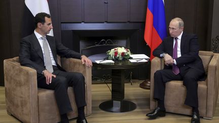 Le président syrien Bachar Al-Assad et le président russe Vladimir Poutine, lors d'une rencontre à Sotchi (Russie), le 20 novembre 2017.&nbsp; (SPUTNIK PHOTO AGENCY / REUTERS)