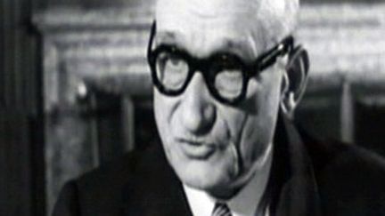 Robert Schuman lors de son discours fondateur du 9 mai 1950 au Quai d'Orsay (France 2)