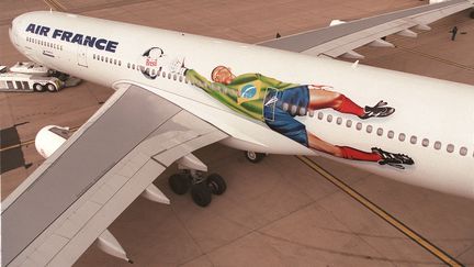 Un avion décoré aux couleurs de la Coupe du monde, présenté sur le tarmac de Roissy-Charles-de-Gaulle, le 23 mars 1998. (JACQUES DEMARTHON / AFP)