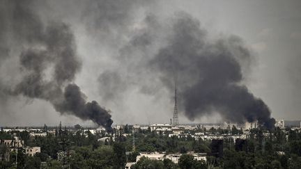 De la fumée dans la ville de&nbsp;Severodonetsk&nbsp;(Ukraine), où est mort le journaliste Frédéric&nbsp;Leclerc-Imhoff, le 30 mai 2022. (ARIS MESSINIS / AFP)