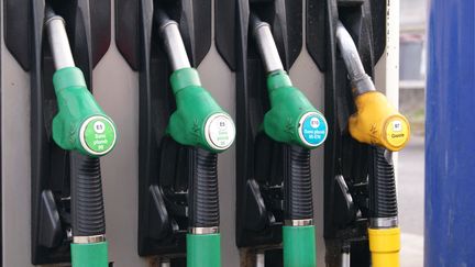 Face au mouvement des "gilets jaunes", le gouvernement avait suspendu il y a deux mois la hausse de la fiscalité sur les prix des carburants. (STÉPHANIE BERLU / FRANCE-INFO)