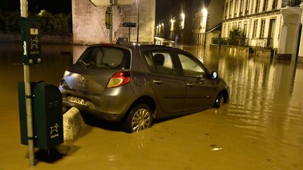 Les rues de Morlaix submergées par les eaux,&nbsp;dans le nord-est du Finistère. (FRED TANNEAU / AFP)