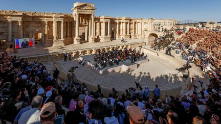 Le concert dirigé par le célèbre chef d’orchestre russe Valéri Guerguiev dans la cité antique a été retransmis en direct par la télévision publique russe.  Du Bach, du Prokofiev, du Chtchedrine et du…Poutine. Au programme : une déclaration en vidéo du chef du Kremlin sur la lutte contre le terrorisme. Une propagande critiquée par le ministre des Affaires étrangères britanniques. Philip Hammond dénonce «une tentative de mauvais goût visant à détourner l’attention des souffrances continues de millions de Syriens». 
Un autre concert organisé cette fois-ci, par le régime syrien était prévu vendredi 6 mai au soir dans la cité antique. (Reuters/ ministère russe de la Défense/ Olga Balashova)