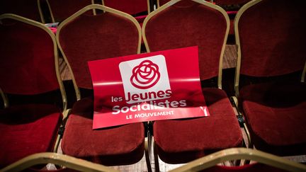 Une affiche du Parti socialise traine sur une chaise après le 78e congrès du Parti socialiste, le 8 avril 2018. (AURELIEN MORISSARD / MAXPPP)