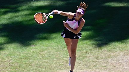 La Française Alizé Cornet a décroché une victoire de prestige contre Garbiñe Muguruza, vendredi 18 juin, au tournoi sur gazon de Berlin. (TOBIAS SCHWARZ / AFP)