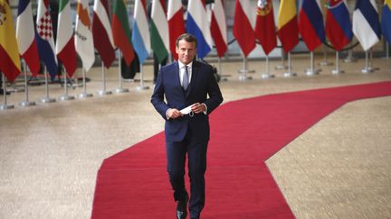 Emmanuel Macron lors de son arrivée au sommet européen consacré notamment au plan de relance économique, vendredi 17 juillet 2020 à Bruxelles (Belgique). (FRANCISCO SECO / POOL / AFP)