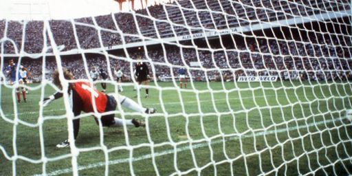 Le goal allemand Harald Schumacher plonge du mauvais côté au moment où l'attaquant français Michel Platini tire un pénalty le 8 juillet 1982 à Séville. Un pénalty qui permet à la France d'égaliser. Provisoirement... (DPA Picture-Alliance - AFP)