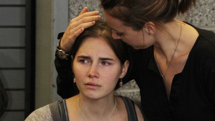 Amanda Knox est r&eacute;confort&eacute;e par sa s&oelig;ur, Deanna Knox, &agrave; son arriv&eacute;e &agrave; l'a&eacute;roport de Seattle (Etats-Unis), le 4 octobre 2011. (KEVIN CASEY / AFP)