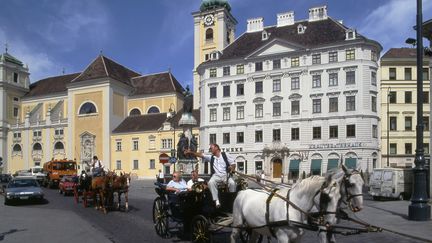 Des touristes se baladent en cal&egrave;che &agrave; Vienne, la capitale autrichienne. Son centre historique est class&eacute; au patrimoine mondial de l'UNESCO.&nbsp; (TIBOR BOGNAR / PHOTONONSTOP / AFP)